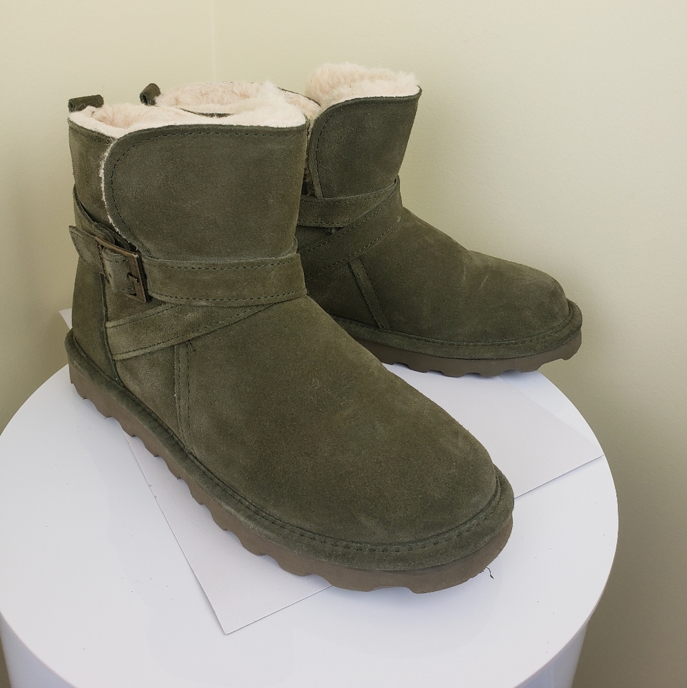 Winter Boots Army Green BearPaw Size 8 (Excellent Condition)